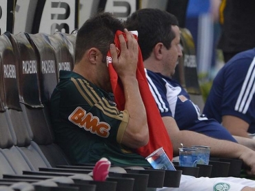 Jogadores do Palmeiras se desesperam com derrota para o Corinthians