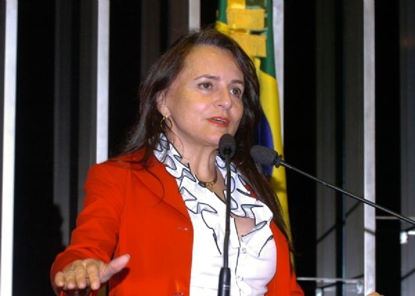 Ex-senadora Serys Slhessarenko se dedica a campanha do PT no interir
