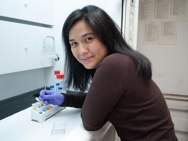 A cientista brasiliense Priscila Kosaka, que desenvolveu uma tcnica menos invasiva para deteco de cncer