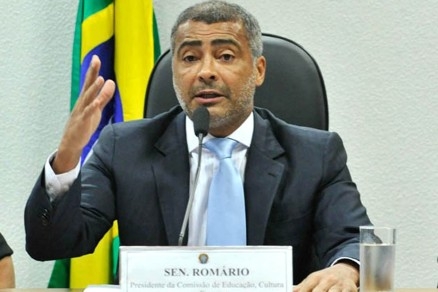 O senador Romrio (PSB-RJ)  o autor do requerimento e recolheu 50 assinaturas para a instalao da comisso em menos de uma hora