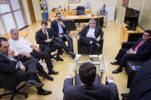 De costas, Fvaro conversa com procurador-geral Paulo Prado e membros do MPE sobre interpelaes contra o prefeito Percival Muniz devido s declaraes feitas por meio do WhatsApp