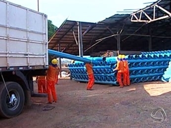 Presos trabalham na construo de rede de esgoto no norte de Mato Grosso