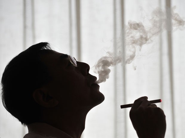 Inventor do cigarro eletrnico fuma produto em demonstrao ocorrida em Pequim, em 2009