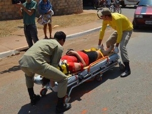 Mulher foi levada para o hospital pelos bombeiros.