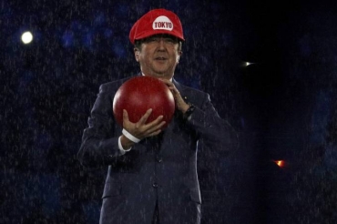 Primeiro-ministro japons Shinzo Abe, usa chapu do personagem Super Mario para promover a Olimpada de Tquio durante cerimnia de encerramento da Rio-2016