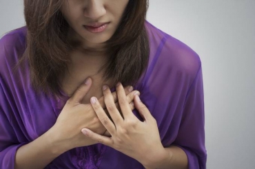Estudos mostram que muitas das mulheres que esto sofrendo um infarto sofrem de sintomas pouco conhecidos, como dor ou desconforto nos braos, pescoo, mandbula; indigesto ou refluxo