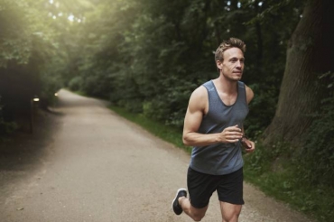 De acordo com o novo estudo, homens com disfuno ertil podem melhorar seu desempenho sexual ao praticar exerccios fsicos aerbicos, como corrida, caminhada ou bicicleta. (iStockphoto/Getty Images)
