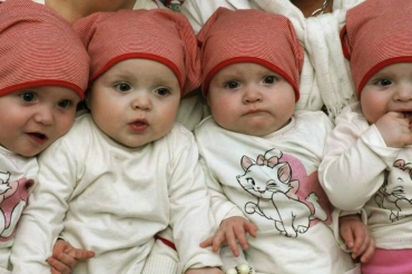 Em Leipzig, na Alemanha, as bebs Kim, Laura, Jasmin e Sophie so mostradas para a imprensa. Partos qudruplos so um em cada 13 milhes (EFE/VEJA/VEJA)