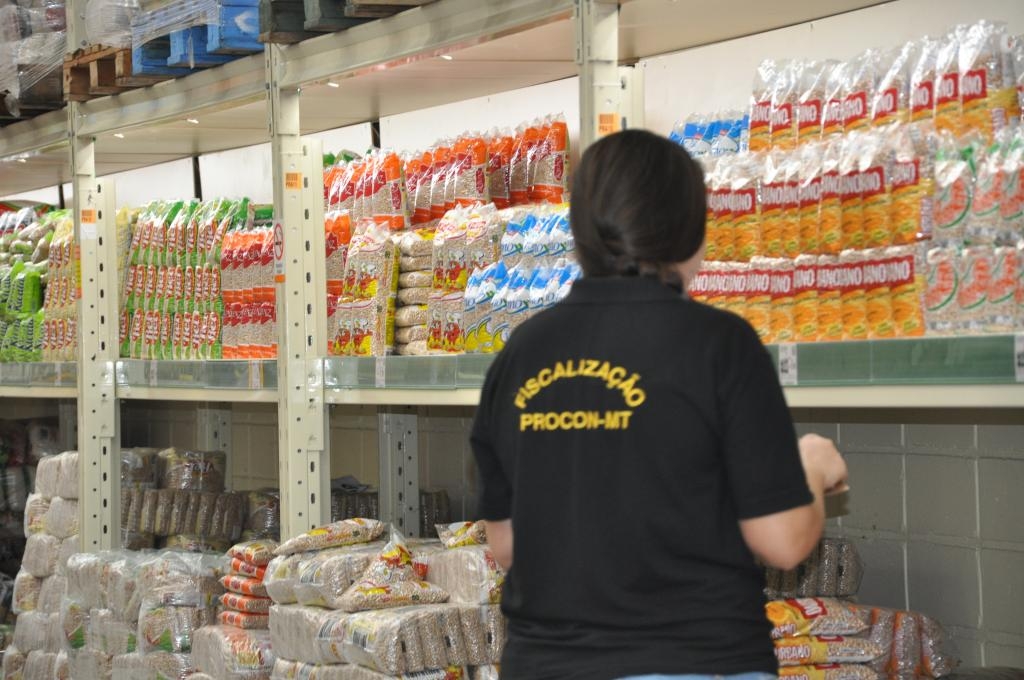 Procon fiscaliza periodicamente o preo dos alimentos na Capital. - Foto por: Assessoria/Procon-Sejudh