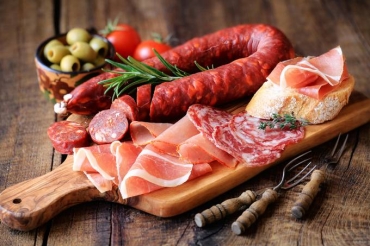Um estudo francs sugere que comer quatro ou mais pores de carne processada por semana, o equivalente a uma salsinha ou duas fatias de presunto ou de salame pode aumentar em 22% o risco de um ataque de asma. (iStock/Getty Images)