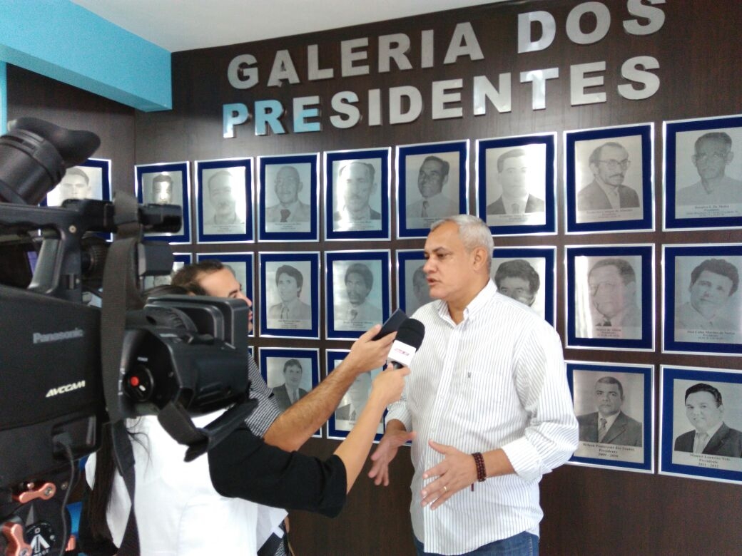 Prefeito Zema Fernandes concede entrevista a imprensa defendendo a unidade dos gestores em prol da sade regional.