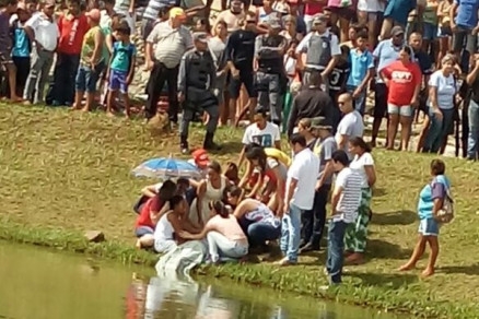 O corpo da adolescente  retirado de dentro da lagoa, em Vila Rica