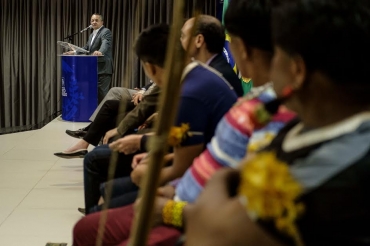 Lideranas da etnia wauja ouvem com ateno discurso de Taques durante cerimnia nesta tera (11.04)