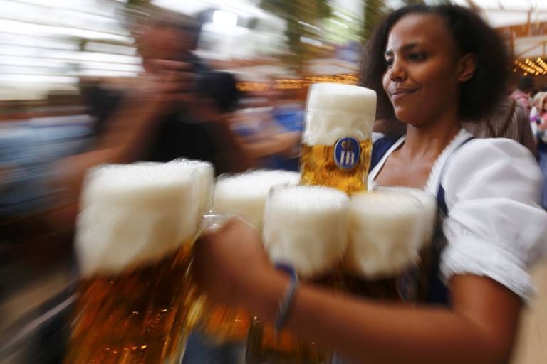Pesquisadores constataram que descobriram que quase um em cada trs festeiros (cerca de 33%) da Oktoberfest estava sofrendo de arritmia cardaca. Na populao geral a taxa  de at 4%. (Michael Dalder/Reuters/VEJA)