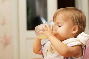 Beb tomando suco (iStockphoto/Getty Images)
