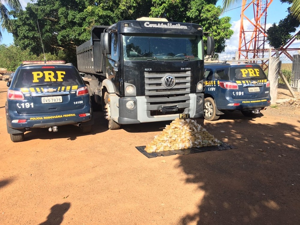 Motorista de caminho foi preso com 120 kg de cocana e R$ 3,2 mil em dinheiro (Foto: Polcia Rodoviria Federal de Mato Grosso)
