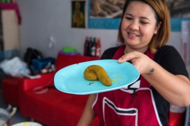 Wilaiwan Mee-Nguen exibe o bolo no formato de coc preparado em sua casa em Bangkok, na Tailndia 
