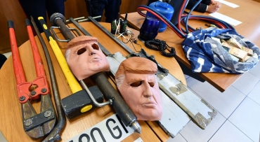 Irmos suspeitos de assaltar usando mscaras de Trump so presos na Itlia 