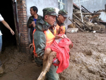 Sobrevivente  resgatada aps deslizamento na provncia de Sichuan, no sudoeste da China, nesta tera-feira (8)