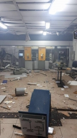 Bandidos explodiram dois caixas eletrnicos de banco em Arenpolis (MT) (Foto: Divulgao)