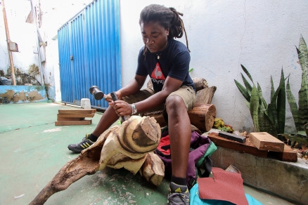 O escultor moambicano Herminio Lus Nhantumbo mostra sua tcnica de trabalho