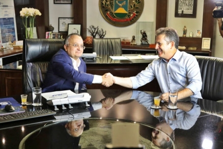 O governador Pedro Taques e o governador eleito Mauro Mendes, durante encontro no Palcio Paiagus em outubro