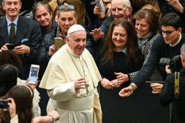 Papa Francisco chega para audincia semanal no Vaticano, na quarta-feira (19)