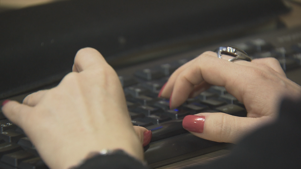 Servidora digita em teclado de computador  Foto: TV Globo/Reproduo
