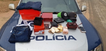 Parte dos produtos comprados com o dinheiro do roubo foi recuperado  Foto: Polcia Militar/Divulgao