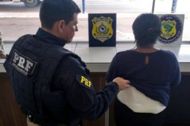 PRF encontrou droga atada  cintura da mulher e ela foi detida