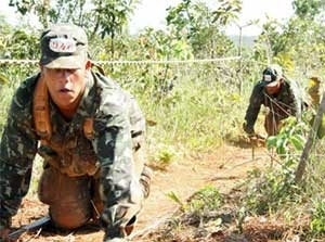 Soldados recrutas fazem teste de resistncia em treinamento no Exrcito