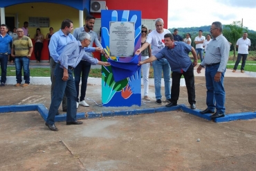 Prefeito Zema Fernandese autoridades inauguram a readequao do laboratrio municipal e o Centro de Fisioterapia. 