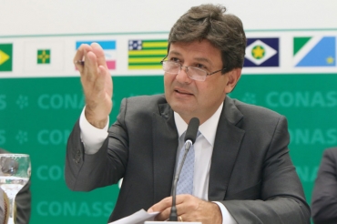 Ministro da Sade Luiz Henrique Mandetta, durante assembleia do CONASS, em Braslia; ele promete destinar recursos para amenizar problemas