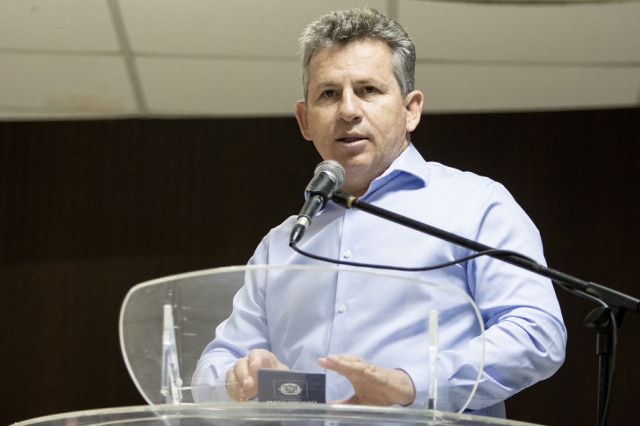Governador Mauro Mendes discursa em evento realizado em salo no Palcio Paiagus; democrata defende reforma