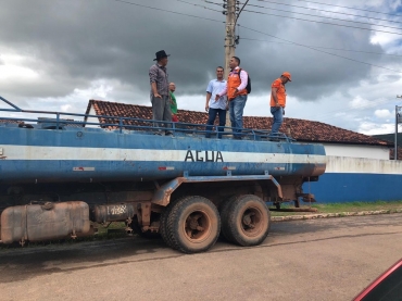 Caminhes-pipa comeam a distribuir gua em Alto Paraguai (MT)  Foto: Prefeitura de Alto Paraguai