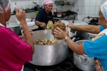 Cozinheiras voluntrias preparam a paoca de pilo e Maria Izabel