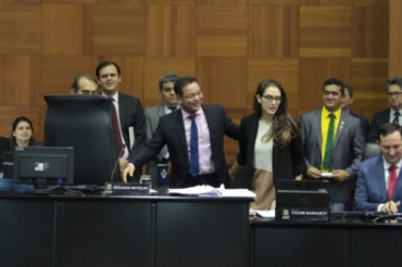 Deputado Botelho passou a presidncia para Janaina Riva durante a sesso desta quarta 