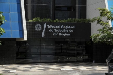 Fachada do Tribunal Regional do Trabalho, em Cuiab