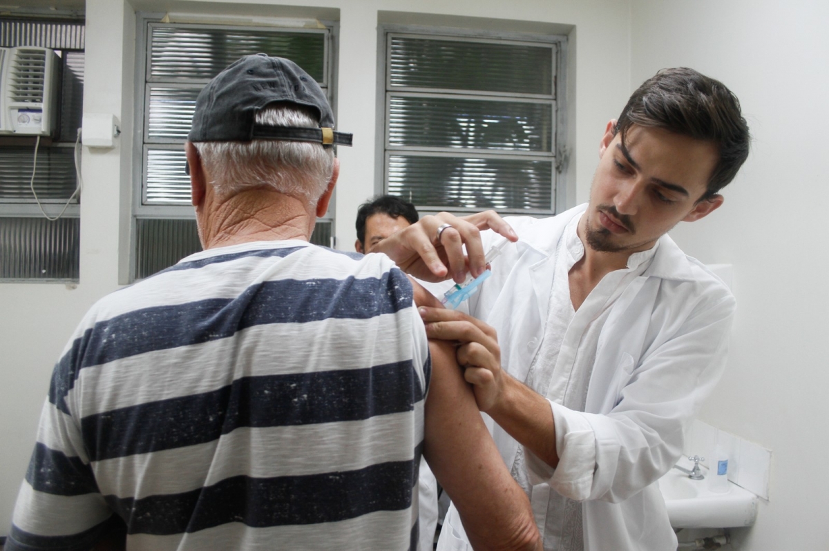 Vacinao contra a gripe  disponibilizada para toda a populao  Foto: Robson da Silveira/ PMPA