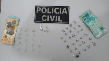 Ex-assessor da ALMT e mais um foram presos com 470 pedras de diamante extradas de terra indgena  Foto: Polcia Civil de Mato Grosso/Divulgao
