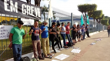 Servidores da Educao em greve se acorrentam em protesto na frente da sede do governo em Cuiab  Foto: Sintep-MT/Divulgao