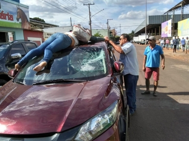 Motociclista foi atinga por carro, ficou presa em veculo e foi carregada por 50 metros em Tangar da Serra  Foto: Arquivo pessoal