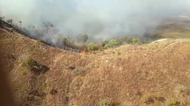 Equipes tentam conter as chamas por terra  Foto: Corpo de Bombeiros - MT