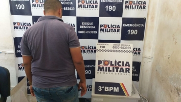 Estelionatrio foi preso em Cuiab ao tentar sacar R$ 23 mil em golpe por site de vendas  Foto: Polcia Militar de Mato Grosso/Divulgao