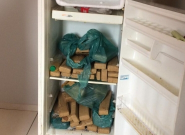 A PM encontrou 30 tabletes de maconha escondidos dentro da geladeira do suspeito.