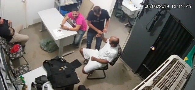 Paulo Cesar da Silva, de 35 anos, conhecido como Petrleo, foi filmado em 'reunio' com diretores e policiais na Penitenciria Central do Estado  Foto: TV Centro Amrica/Reproduo