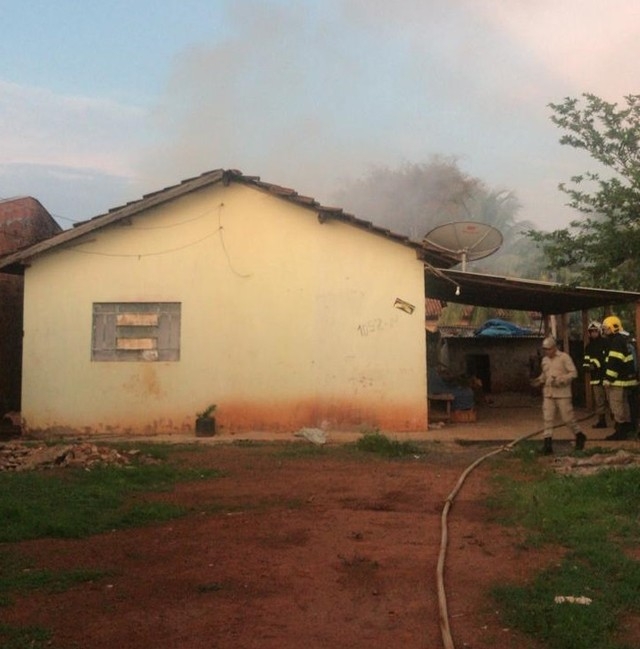 Bombeiros conseguiram apagar o incndio, mas a famlia perdeu quase todos os pertences em MT  Foto: Vincius Rangel/TVCA