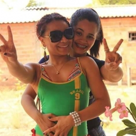 Las e a irm Minaene (de verde) em uma das vezes que ela visitou o Brasil  Foto: Arquivo pessoal