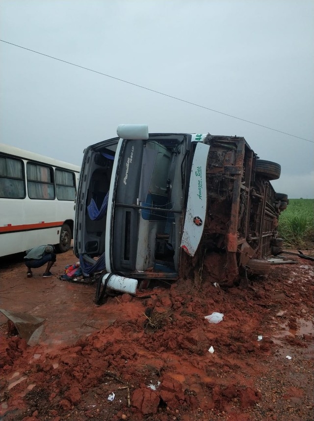 30 passageiros so socorridos aps motorista perder controle e nibus tombar em Nova Mutum  Foto: Corpo de Bombeiros de Mato Grosso/Nova Mutum