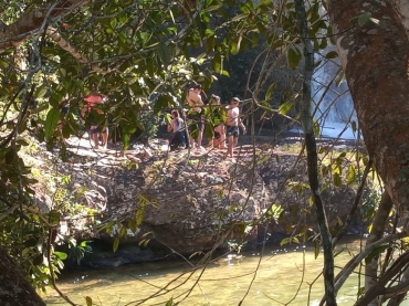 Banhistas foram flagrados acampamentos em cachoeiras e pontos tursticos de Mato Grosso nesse domingo (5)  Foto: Polcia Militar de Mato Grosso/Assessoria